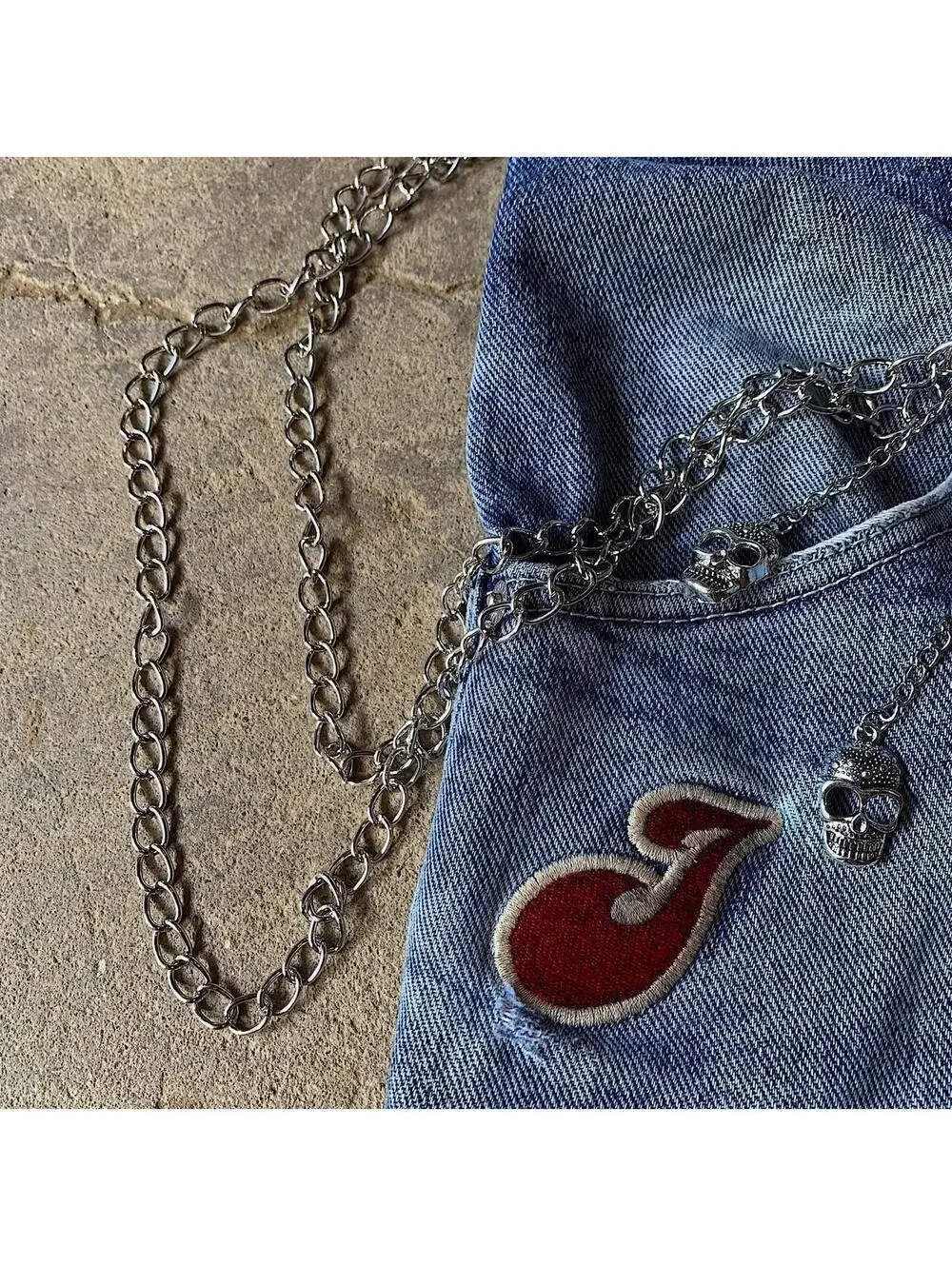 Y2k style skeleton skull pendant silver pocket chain. Punk emo grunge style.